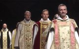 نمایش مد لباس‌های کشیش کلیسا در بلژیک