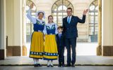 چرا زنان خانواده سلطنتی سوئد لباس سنتی می‌پوشند؟